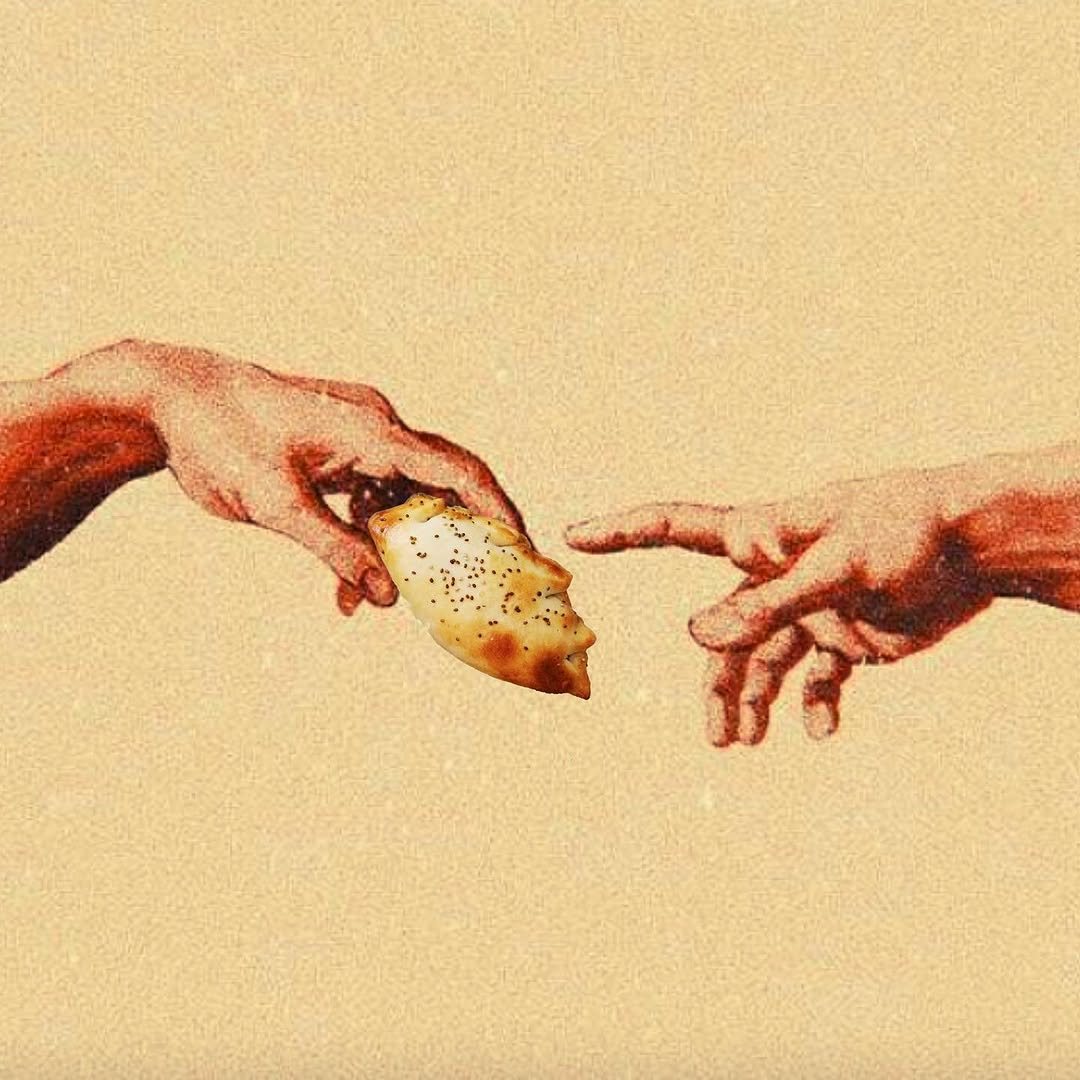 Ilustração de duas mãos que se aproximam, uma delas a segurar uma empanada, sobre fundo amarelo-claro
